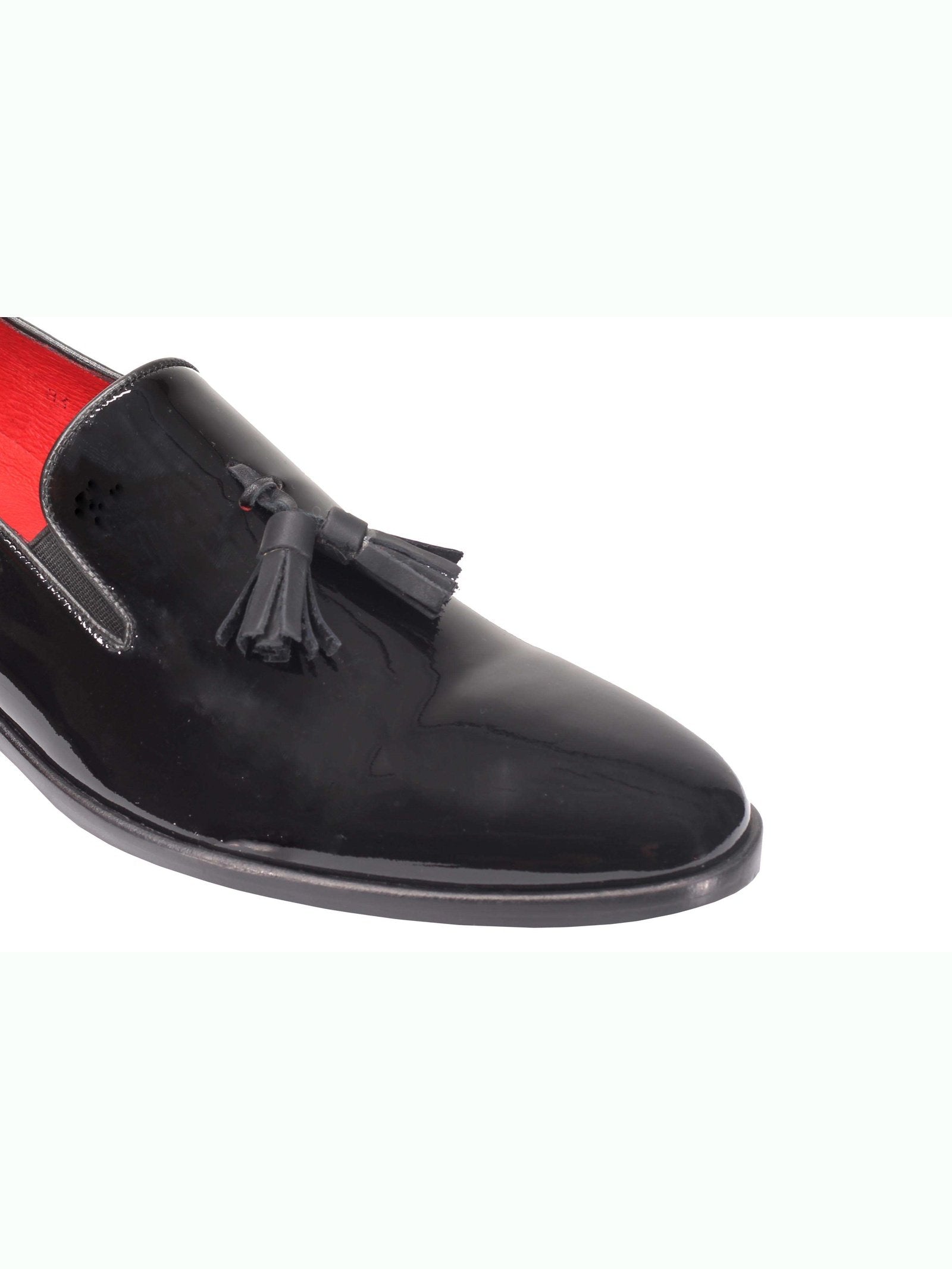 SHINY LEATHER TASSEL LOAFER IN BLACK