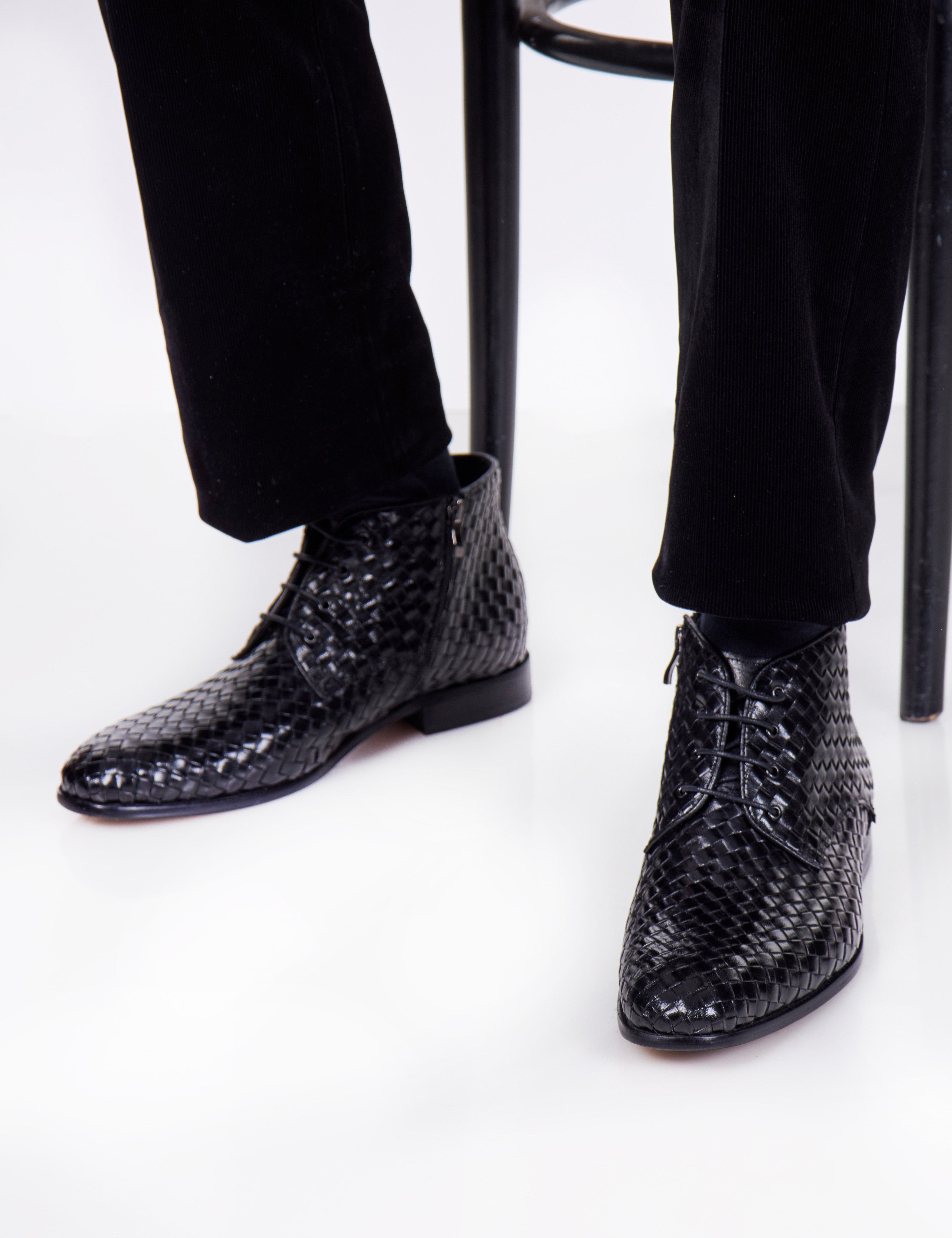 BLACK WOVEN LEATHER CHUKKA BOOTS