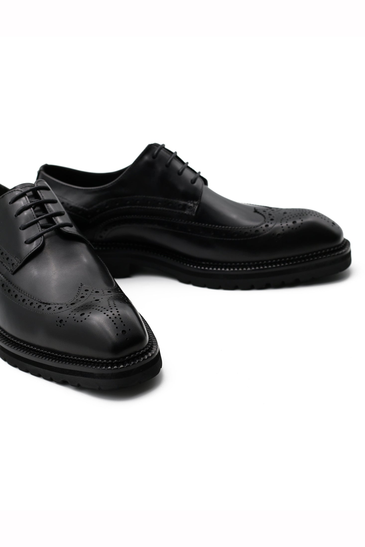 BLACK LEATHER DERBY LACE-UP SEMI BROGUE SHOES Sartorial Shoes