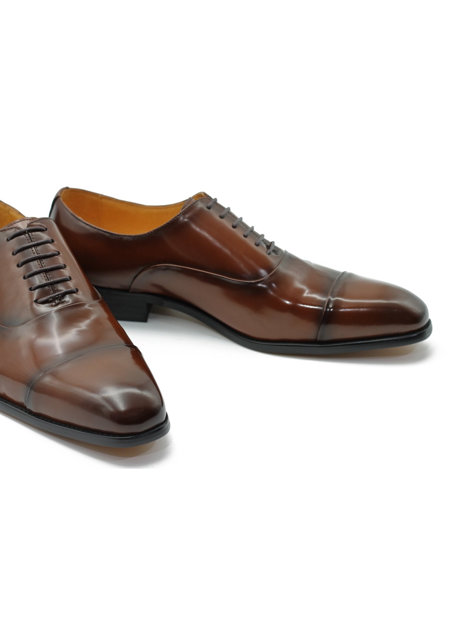 TOE CAP OXFORDS IN BROWN PATENT LEATHER