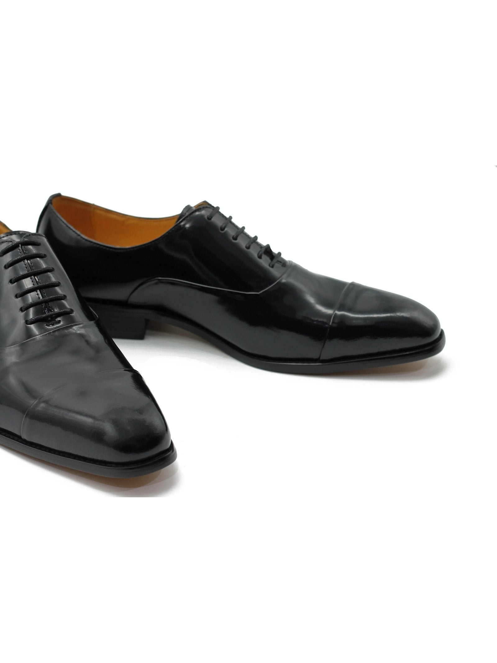 TOE CAP OXFORDS IN BLACK PATENT LEATHER