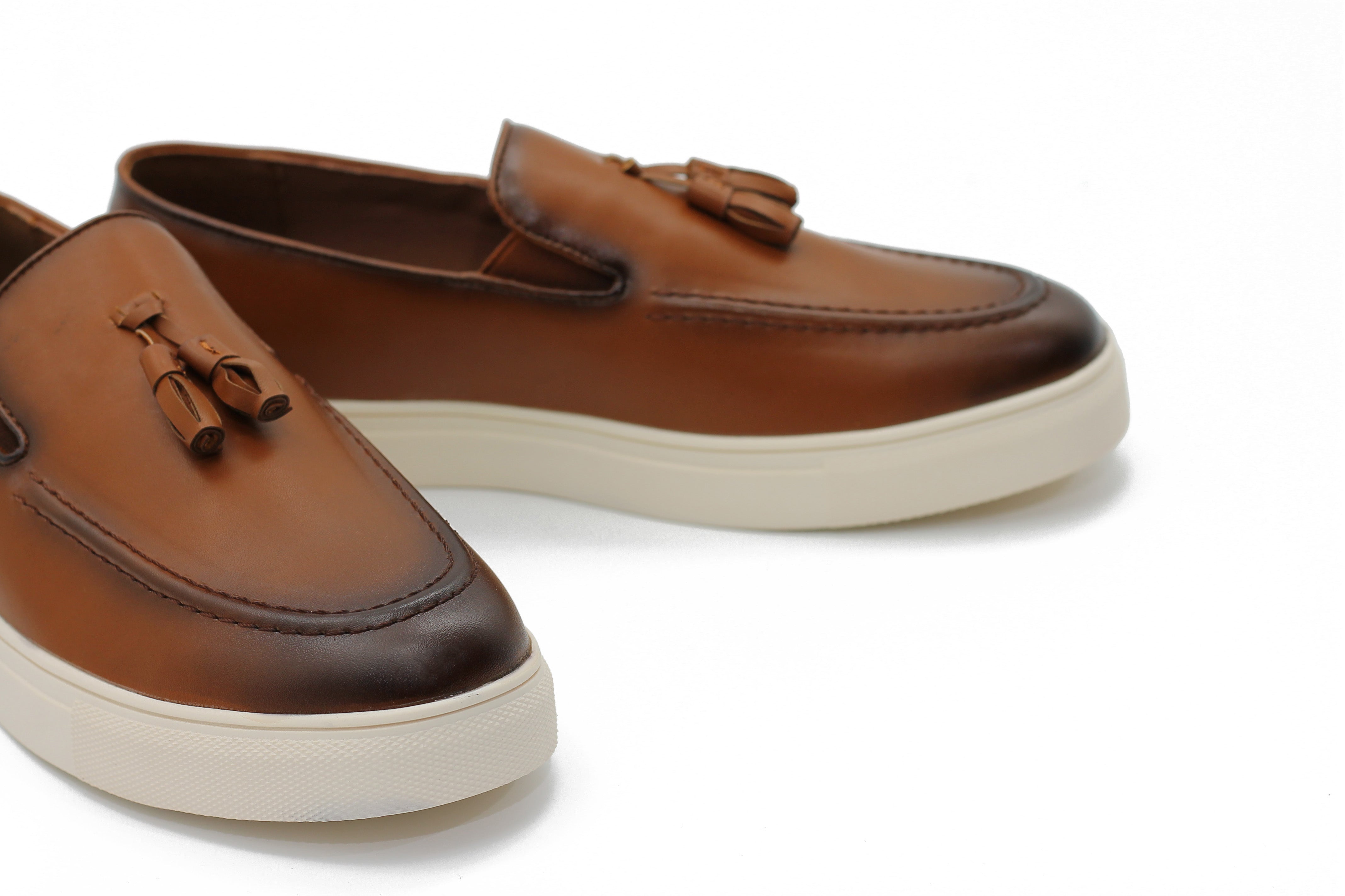 CASUAL FAUX LEATHER SNEAKERS WITH TASSELS